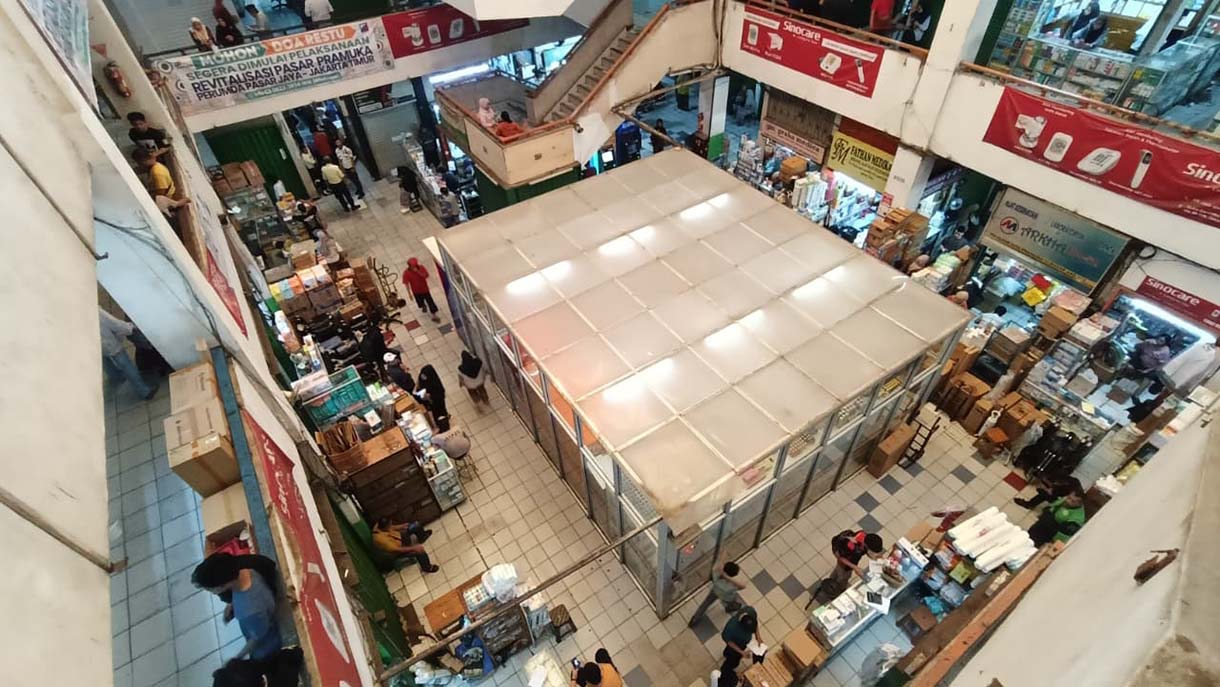 Suasana di Pasar Pramuka, Jakarta, Senin (20/11/2025). (Beritanasional.com/Oke Atmaja)