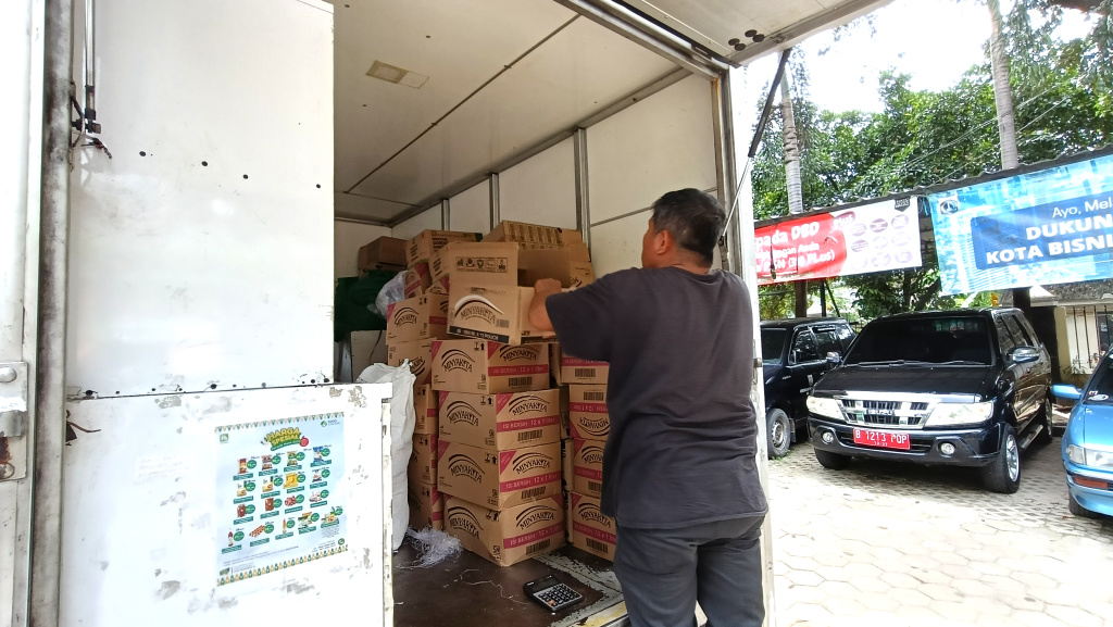 Warga belanja di Pasar murah di Kantor Kelurahan Menteng, Jakarta, Senin (10/3/2025). (Beritanasional.com/Oke Atmaja)