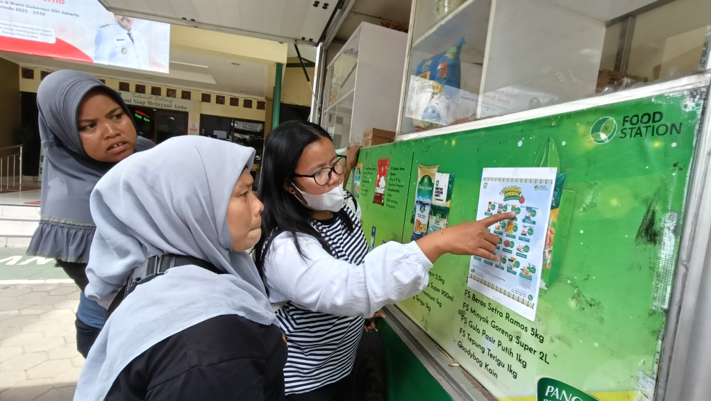 Warga belanja di Pasar murah di Kantor Kelurahan Menteng, Jakarta, Senin (10/3/2025). (Beritanasional.com/Oke Atmaja)