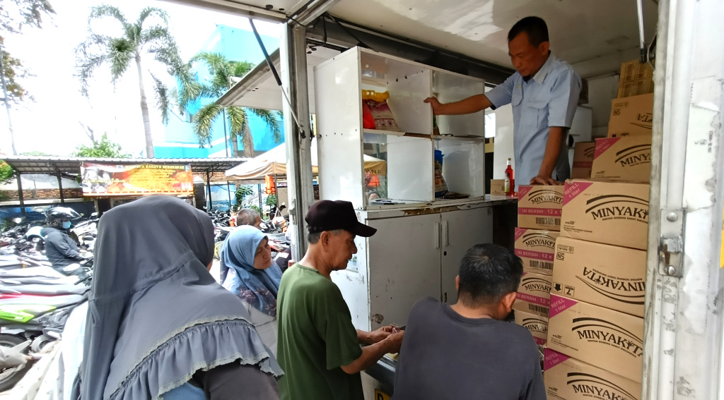 Warga belanja di Pasar murah di Kantor Kelurahan Menteng, Jakarta, Senin (10/3/2025). (Beritanasional.com/Oke Atmaja)