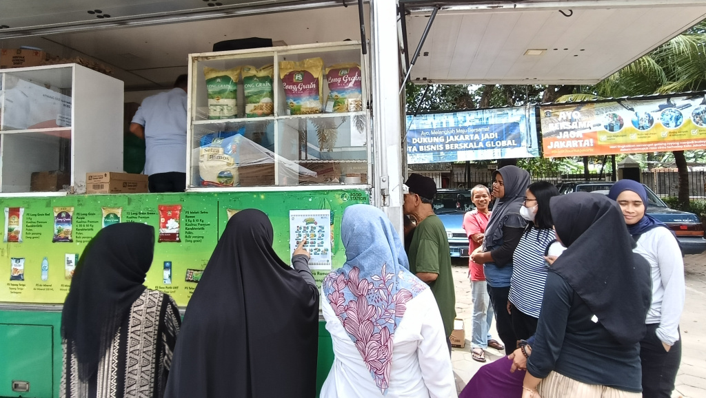 Warga belanja di Pasar murah di Kantor Kelurahan Menteng, Jakarta, Senin (10/3/2025). (Beritanasional.com/Oke Atmaja)