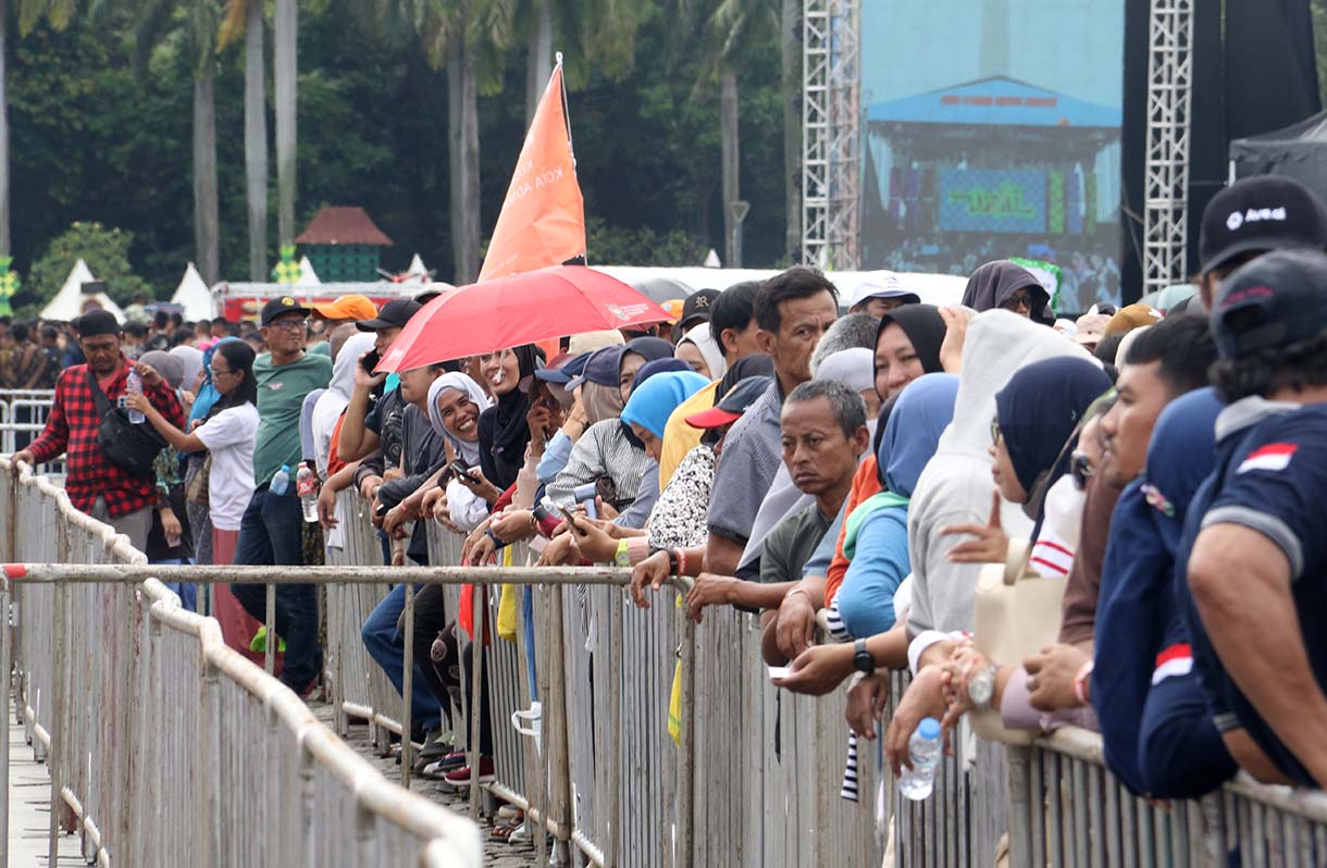 Petugas melayani warga yang mengambil paket sembako pada Pasar Murah untuk Rakyat di kawasan Monas, Jakarta, Sabtu (28/3/2026).  (Beritanasional.com/Oke Atmaja)