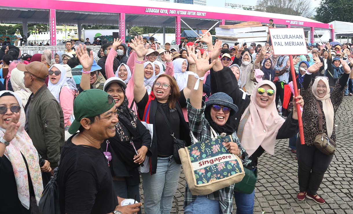 Petugas melayani warga yang mengambil paket sembako pada Pasar Murah untuk Rakyat di kawasan Monas, Jakarta, Sabtu (28/3/2026).  (Beritanasional.com/Oke Atmaja)