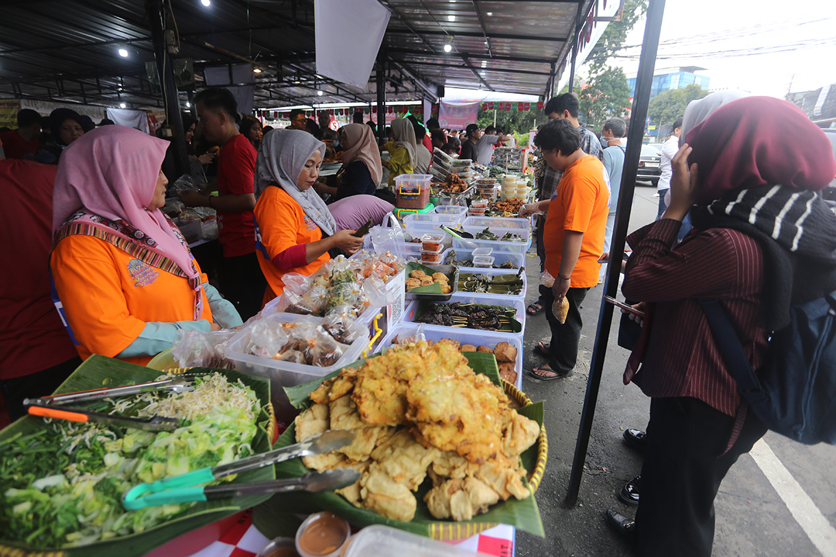 Pedagang takjil Ramadan di Benhil.  (Beritanasional.com/Oke Atmaja)