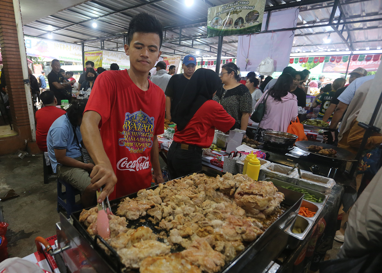 Warga memilih takjil yang dijajakan di Pasar Takjil Ramadhan Bendungan Hilir (Benhil), Jakarta, Minggu(22/2/2026).  (Beritanasional.com/Oke Atmaja)