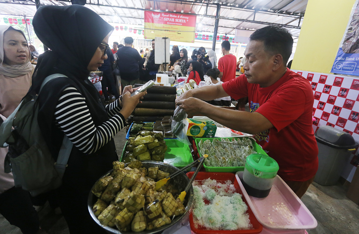 Warga memilih takjil yang dijajakan di Pasar Takjil Ramadhan Bendungan Hilir (Benhil), Jakarta, Minggu(22/2/2026).  (Beritanasional.com/Oke Atmaja)