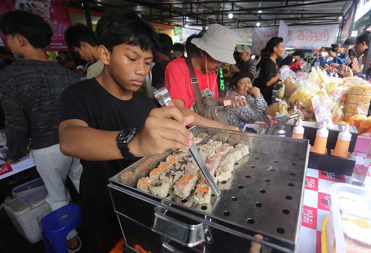 Warga memilih takjil di pasar (Beritanasional.com/Oke Atmaja)