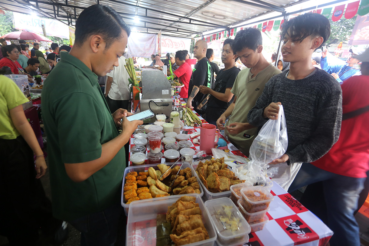 Warga memilih takjil yang dijajakan di Pasar Takjil Ramadhan Bendungan Hilir (Benhil), Jakarta, Minggu(22/2/2026).  (Beritanasional.com/Oke Atmaja)