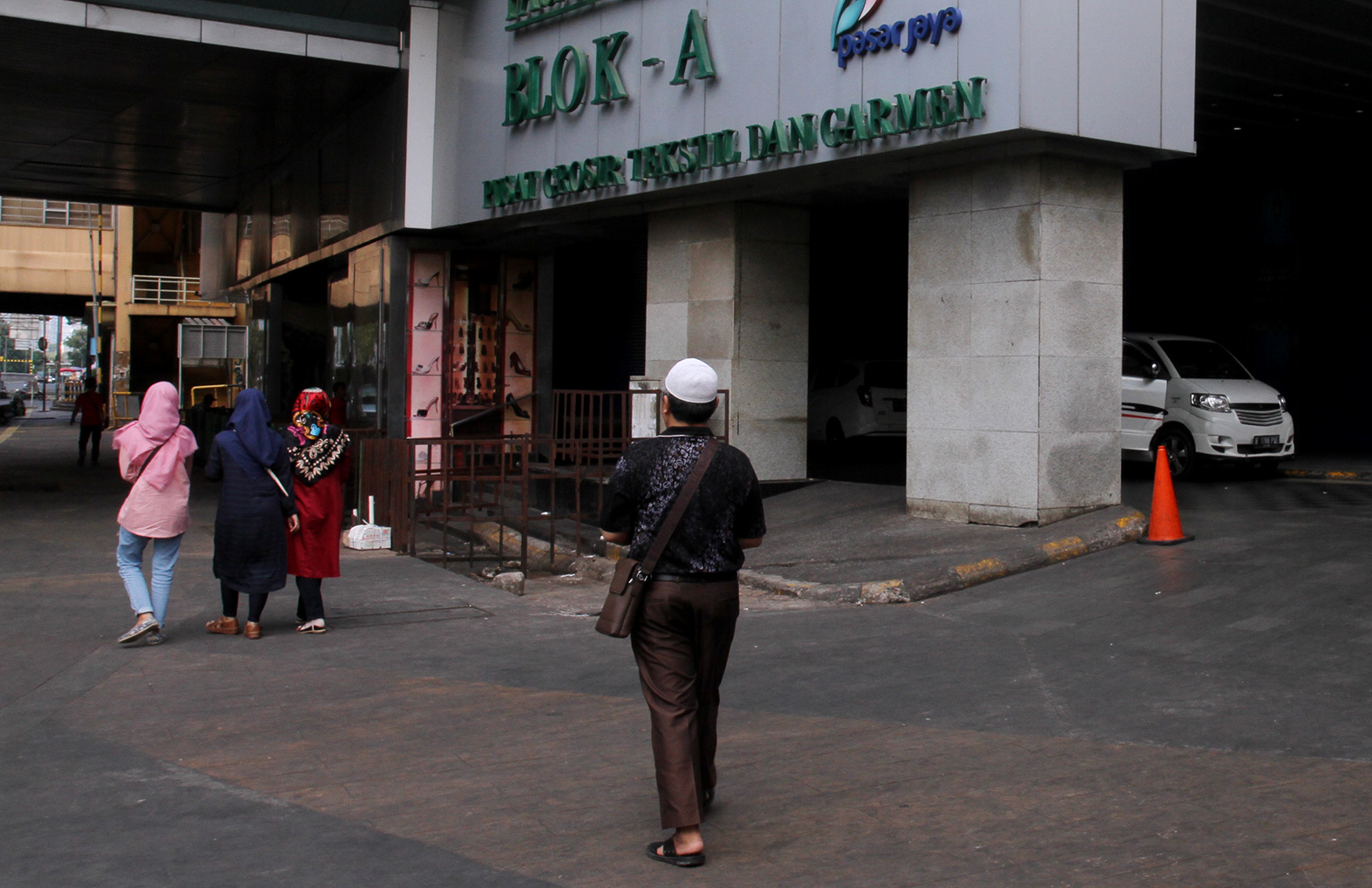 Suasana di Pasar Tanah Abang, Jakarta, Kamis (11/4/2024).(BeritaNasional/Oke Atmaja)