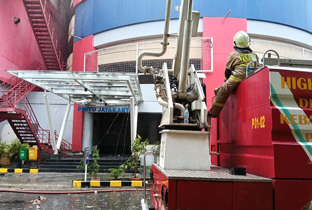 Petugas pemadam kebakaran terus melakukan penyemprotan untuk pendinginan setelah terjadi kebakaran di Glodok Plaza, Jakarta, Kamis (16/1/2025). (BeritaNasional.com/Oke Atmaja)