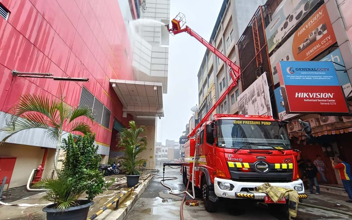 Petugas pemadam kebakaran terus melakukan penyemprotan untuk pendinginan setelah terjadi kebakaran di Glodok Plaza, Jakarta, Kamis (16/1/2025). (BeritaNasional.com/Oke Atmaja)