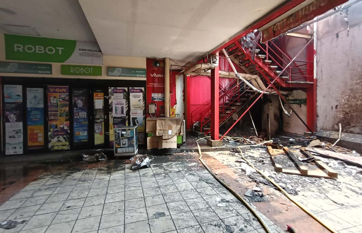 Petugas pemadam kebakaran terus melakukan penyemprotan untuk pendinginan setelah terjadi kebakaran di Glodok Plaza, Jakarta, Kamis (16/1/2025). (BeritaNasional.com/Oke Atmaja)