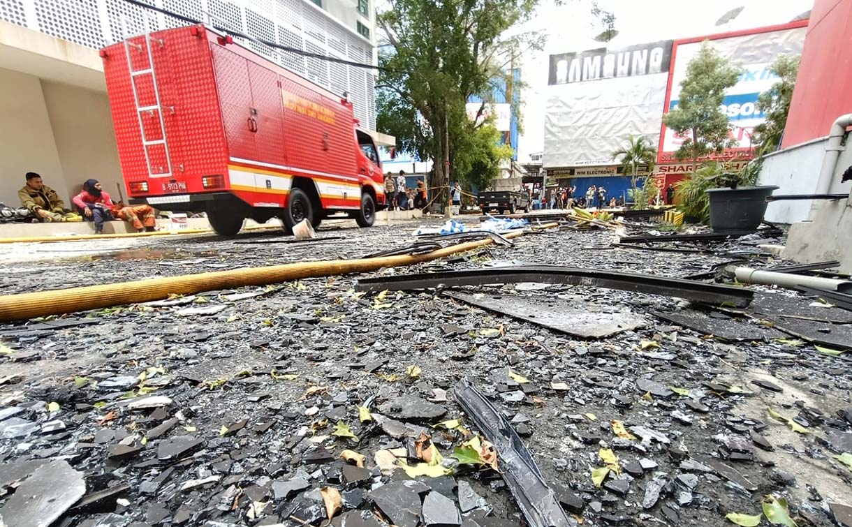 Petugas pemadam kebakaran terus melakukan penyemprotan untuk pendinginan setelah terjadi kebakaran di Glodok Plaza, Jakarta, Kamis (16/1/2025). (BeritaNasional.com/Oke Atmaja)