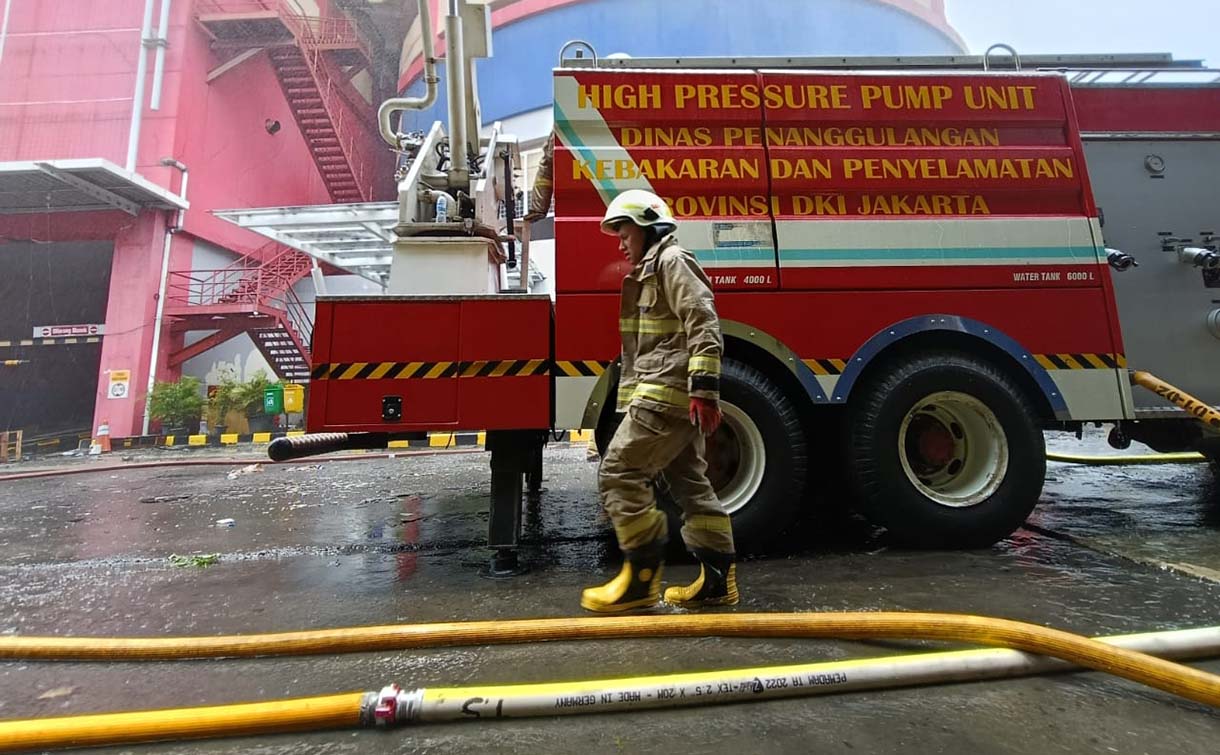 Petugas pemadam kebakaran terus melakukan penyemprotan untuk pendinginan setelah terjadi kebakaran di Glodok Plaza, Jakarta, Kamis (16/1/2025). (BeritaNasional.com/Oke Atmaja)