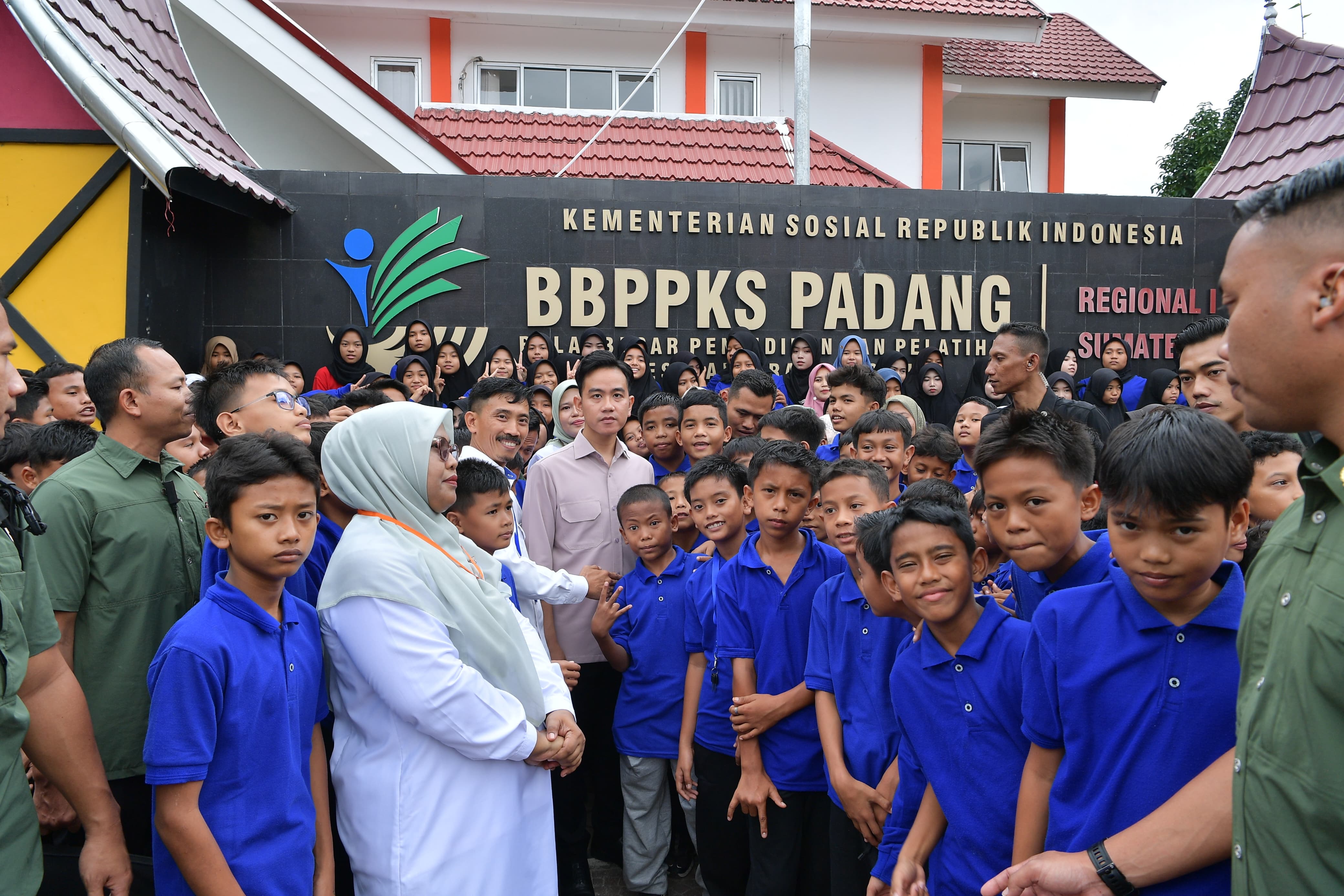 Pastikan Akses Pendidikan Merata dan Berkualitas, Wapres Tinjau Sekolah Rakyat Menengah Pertama 4 Padang Wakil Presiden (Wapres) Gibran Rakabuming meninjau Sekolah Rakyat Menengah Pertama (SRMP) 4 Padang. (BeritaNasional/Elvis Sendouw/HO Setwapres)