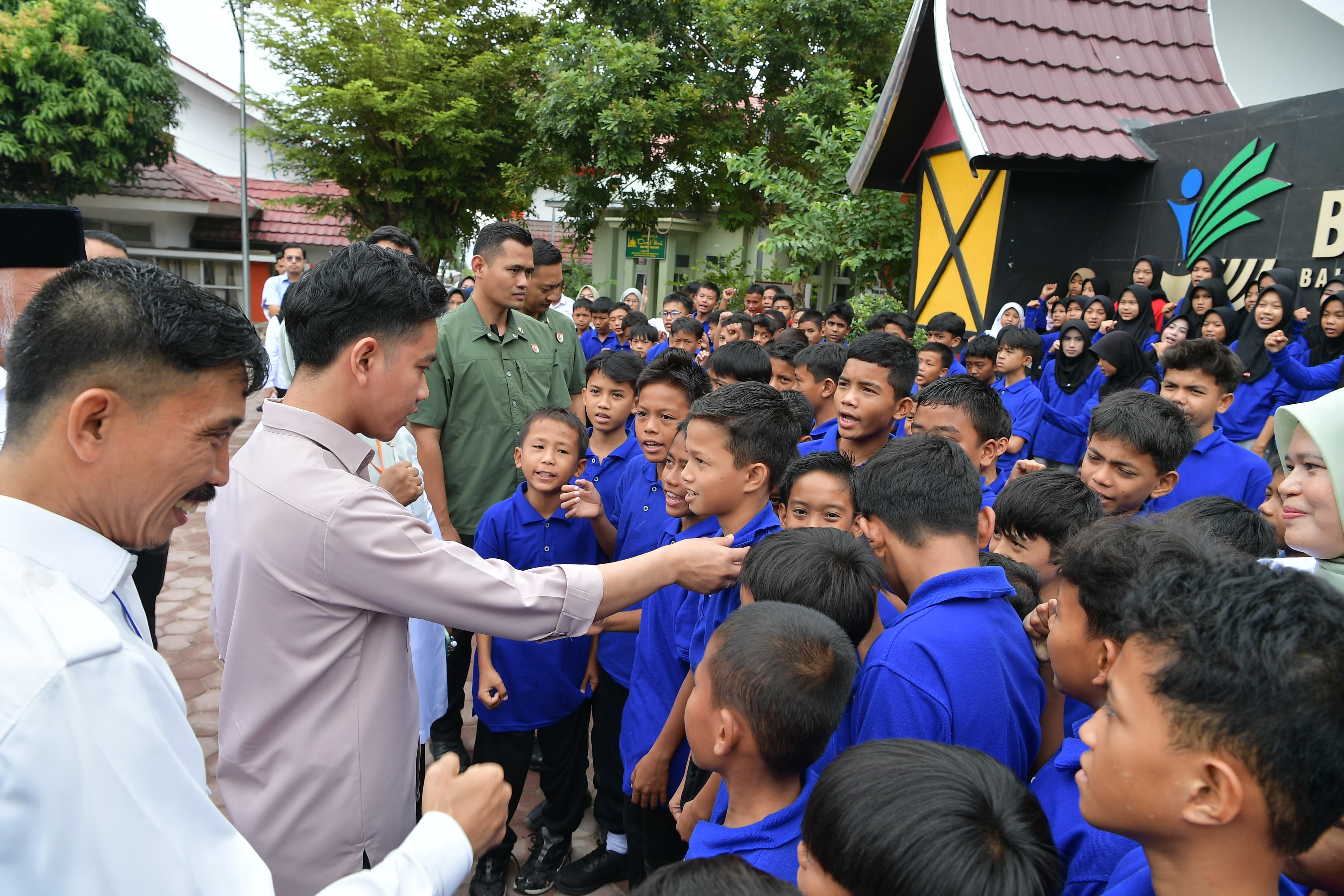 Pastikan Akses Pendidikan Merata dan Berkualitas, Wapres Tinjau Sekolah Rakyat Menengah Pertama 4 Padang Wakil Presiden (Wapres) Gibran Rakabuming meninjau Sekolah Rakyat Menengah Pertama (SRMP) 4 Padang. (BeritaNasional/Elvis Sendouw/HO Setwapres)
