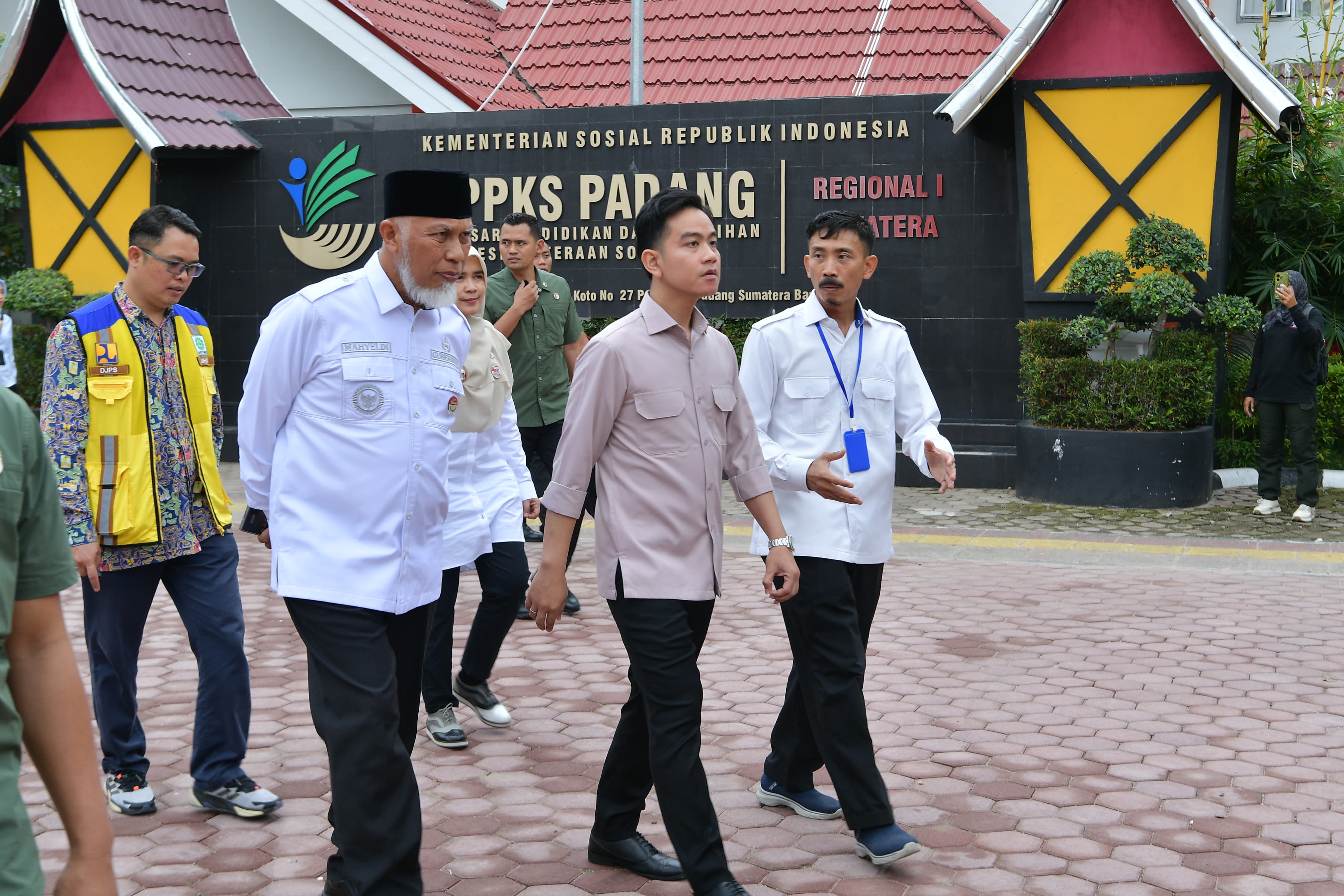 Pastikan Akses Pendidikan Merata dan Berkualitas, Wapres Tinjau Sekolah Rakyat Menengah Pertama 4 Padang Wakil Presiden (Wapres) Gibran Rakabuming meninjau Sekolah Rakyat Menengah Pertama (SRMP) 4 Padang. (BeritaNasional/Elvis Sendouw/HO Setwapres)