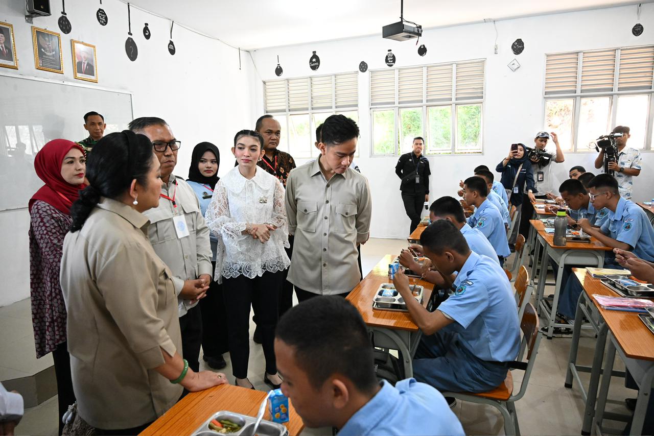 Pastikan Program MBG Berjalan Optimal, Wapres Tinjau SMK Negeri 1 Batam Wakil Presiden (Wapres) Gibran Rakabuming dan Ibu Selvi Gibran Rakabuming meninjau langsung pelaksanaan Program Makan Bergizi Gratis (MBG) di SMK Negeri 1 Batam. (BeritaNasional/Elvis Sendouw/HO Setwapres)