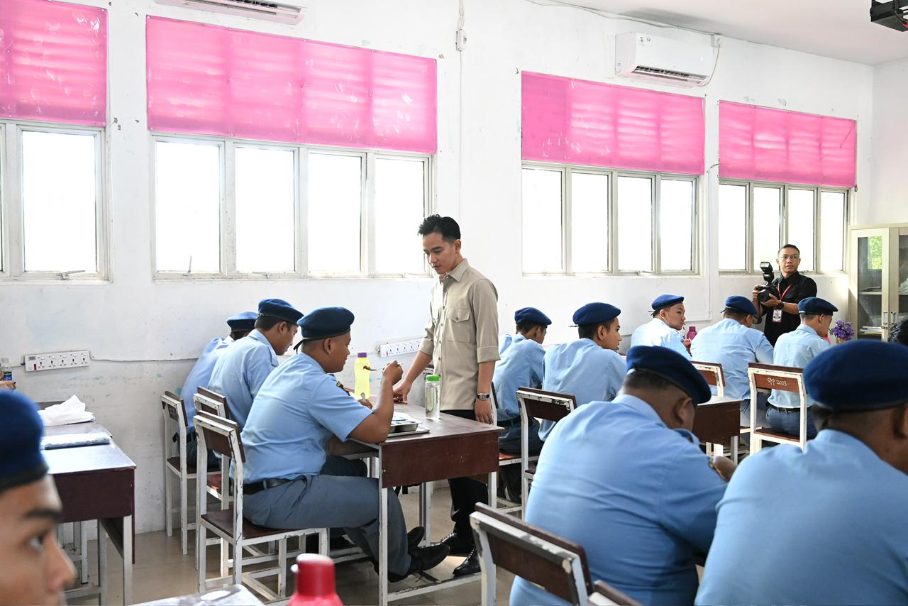 Pastikan Program MBG Berjalan Optimal, Wapres Tinjau SMK Negeri 1 Batam Wakil Presiden (Wapres) Gibran Rakabuming dan Ibu Selvi Gibran Rakabuming meninjau langsung pelaksanaan Program Makan Bergizi Gratis (MBG) di SMK Negeri 1 Batam. (BeritaNasional/Elvis Sendouw/HO Setwapres)