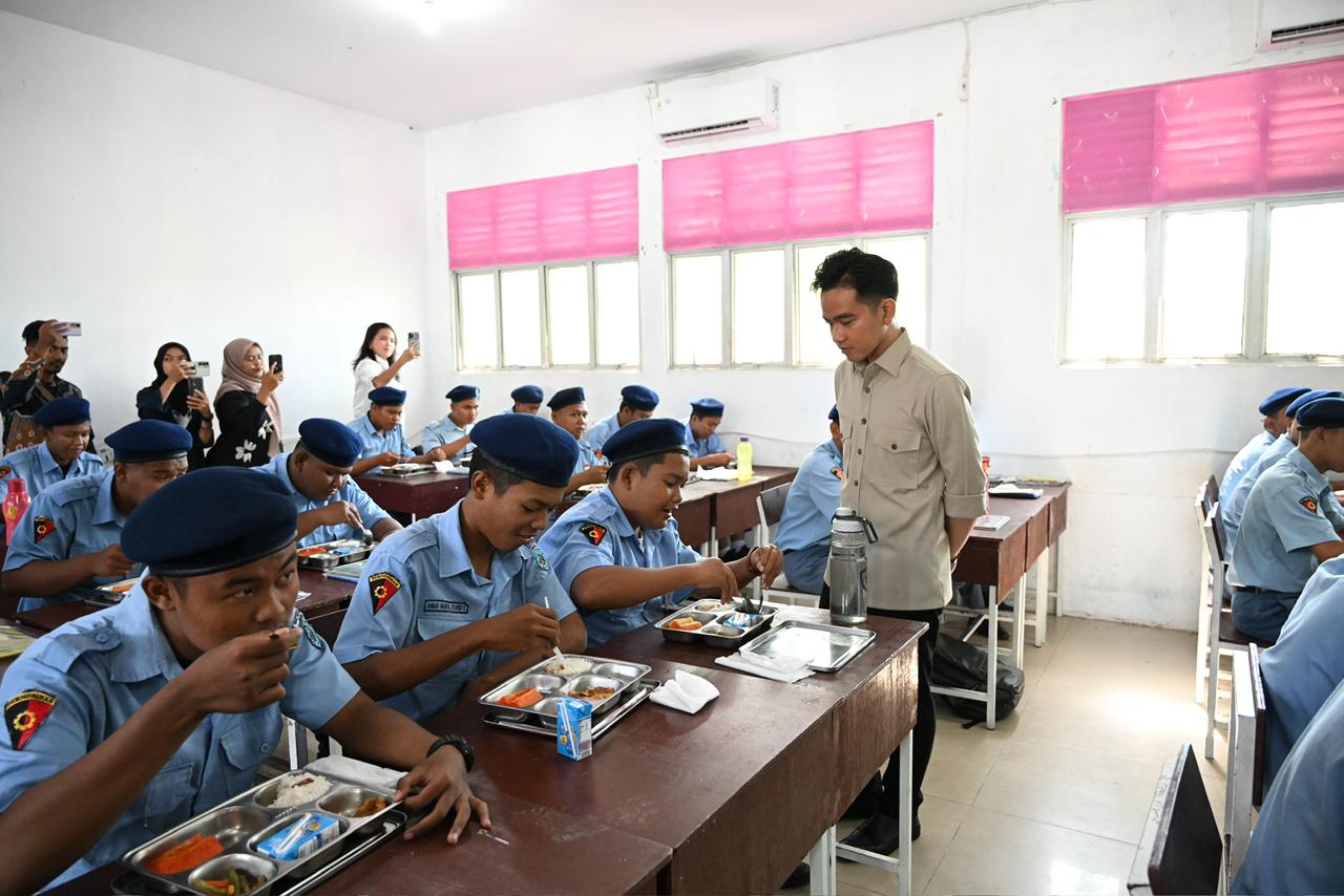 Wapres Gibran Rakabuming  meninjau langsung pelaksanaan MBG di Batam (BeritaNasional/Elvis Sendouw/HO Setwapres)
