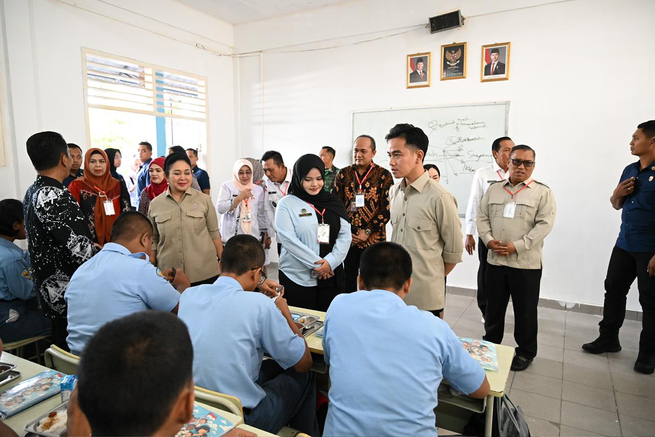 Pastikan Program MBG Berjalan Optimal, Wapres Tinjau SMK Negeri 1 Batam Wakil Presiden (Wapres) Gibran Rakabuming dan Ibu Selvi Gibran Rakabuming meninjau langsung pelaksanaan Program Makan Bergizi Gratis (MBG) di SMK Negeri 1 Batam. (BeritaNasional/Elvis Sendouw/HO Setwapres)