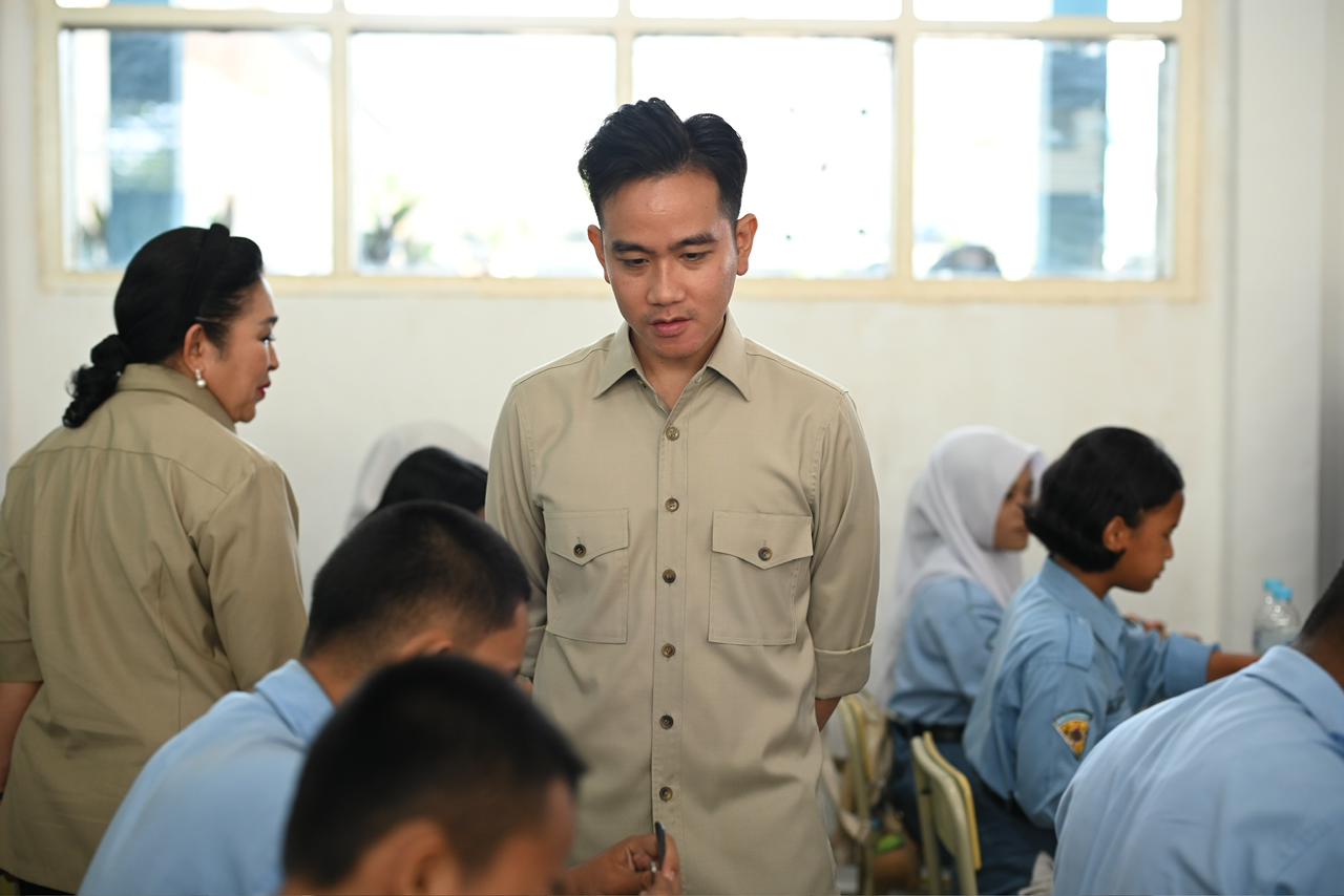 Wapres Gibran Rakabuming meninjau pelaksanaan Program MBG di SMK Negeri 1 Batam. (BeritaNasional/Elvis Sendouw/HO Setwapres)