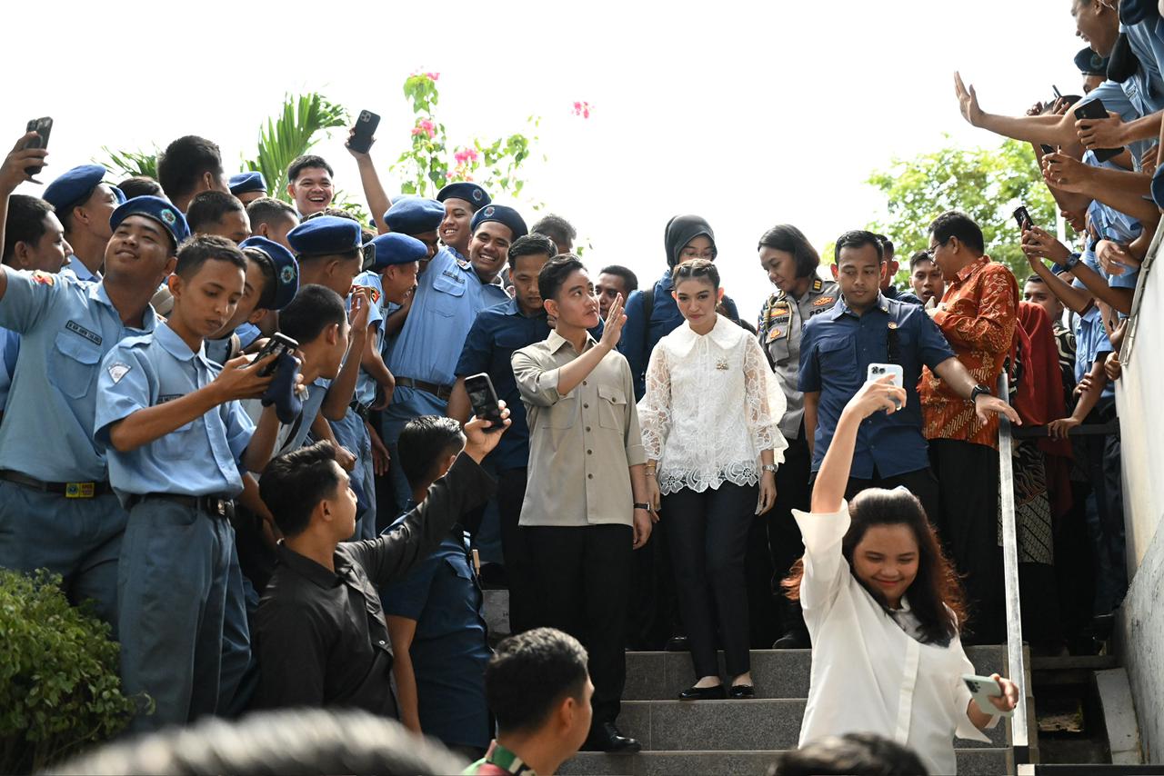 Pastikan Program MBG Berjalan Optimal, Wapres Tinjau SMK Negeri 1 Batam Wakil Presiden (Wapres) Gibran Rakabuming dan Ibu Selvi Gibran Rakabuming meninjau langsung pelaksanaan Program Makan Bergizi Gratis (MBG) di SMK Negeri 1 Batam. (BeritaNasional/Elvis Sendouw/HO Setwapres)