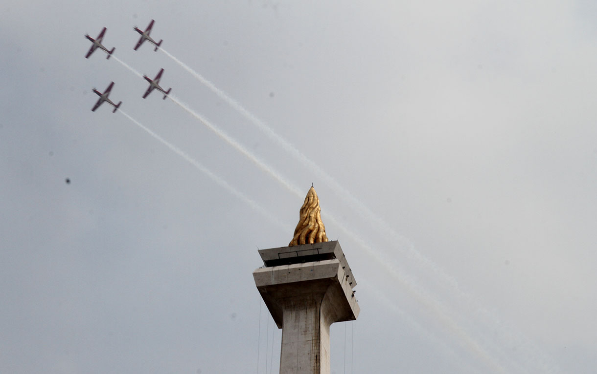 Pesawat Beechcraft Bonanza G36 yang tergabung dalam tim demonstrasi udara Rajawali Laut Flight (RaLF) TNI AL bermanuver dalam gladi bersih Hari Ulang Tahun (HUT) ke-79 Tentara Nasional Indonesia (TNI) di Lapangan Silang Monumen Nasional (Monas), Gambir, Jakarta Pusat, Kamis (3/10/2024). (BeritaNasional.com/Oke Atmaja)