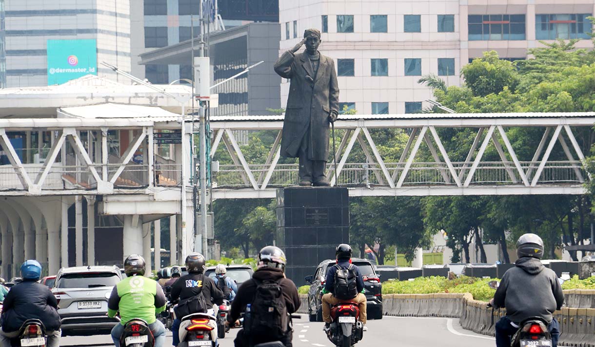 Kendaraan melintas di Jalan Jenderal Sudirman, Jakarta, Jumat (3/1/2025). (Beritanasional.com/Oke Atmaja)