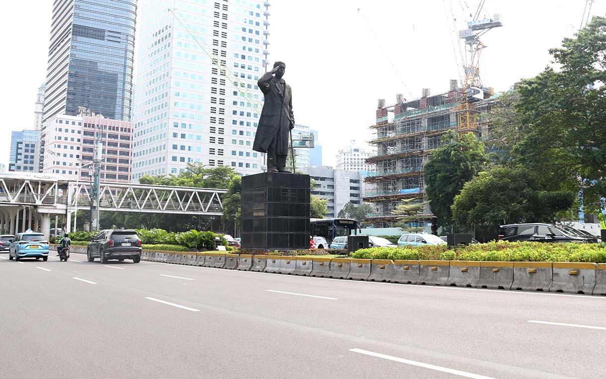 Kendaraan melintas di Jalan Jenderal Sudirman, Jakarta, Jumat (3/1/2025). (Beritanasional.com/Oke Atmaja)