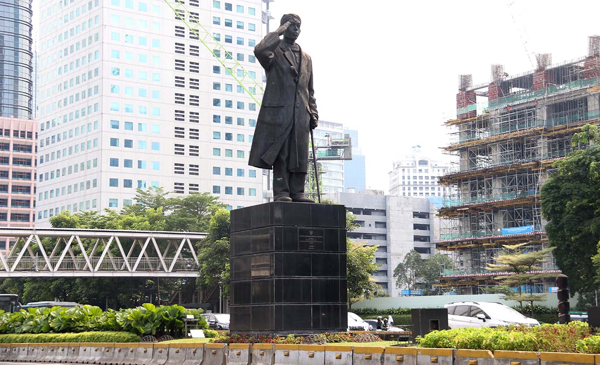 Kendaraan melintas di Jalan Jenderal Sudirman, Jakarta, Jumat (3/1/2025). (Beritanasional.com/Oke Atmaja)