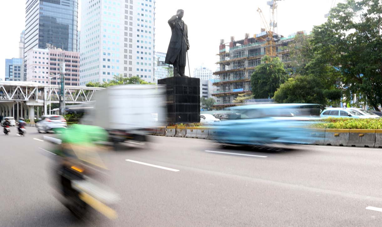 Kendaraan melintas di Jalan Jenderal Sudirman, Jakarta, Jumat (3/1/2025). (Beritanasional.com/Oke Atmaja)