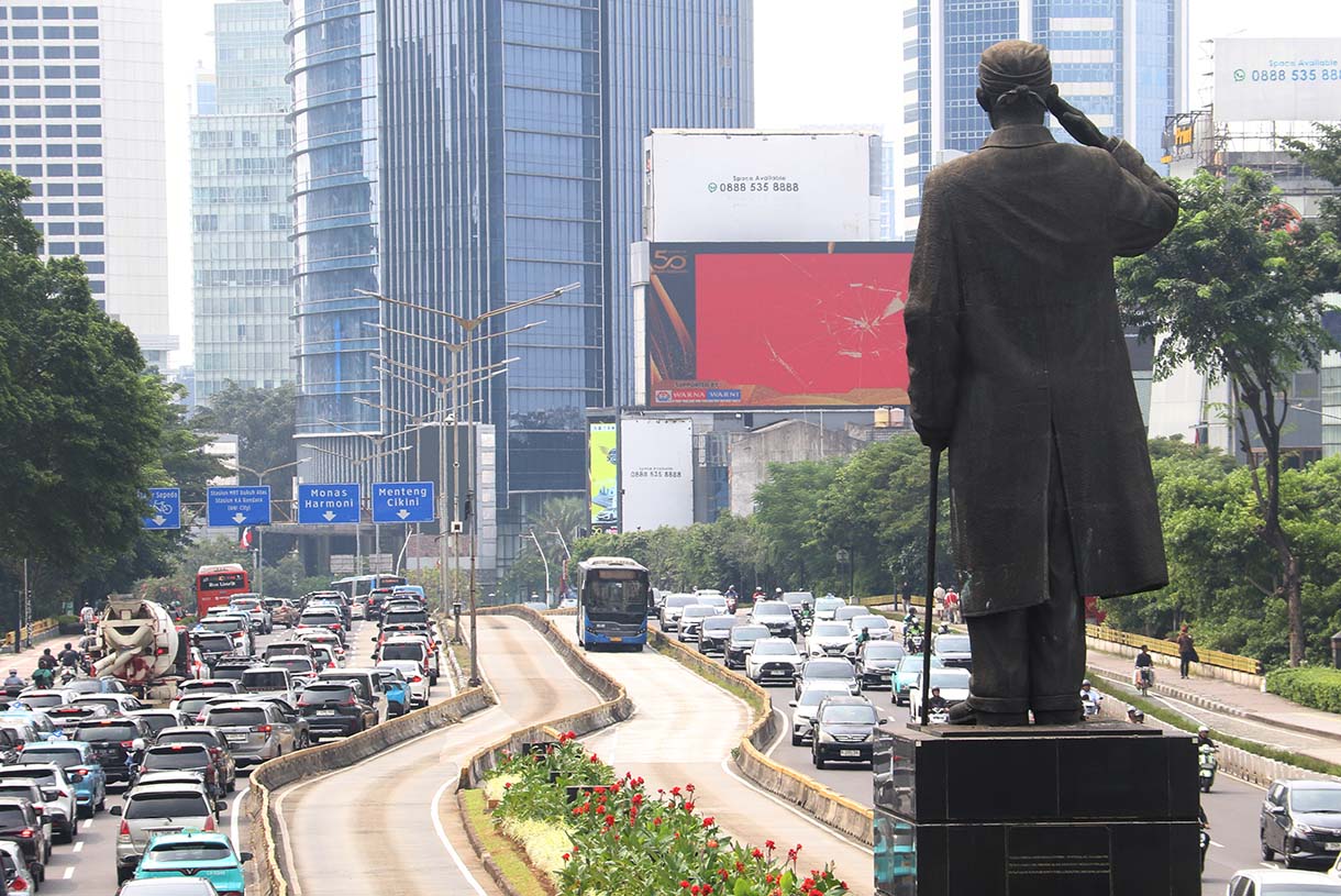 Kendaraan melintas di Jalan Jenderal Sudirman, Jakarta, Selasa (23/6/2026). (Beritanasional.com/Oke Atmaja)