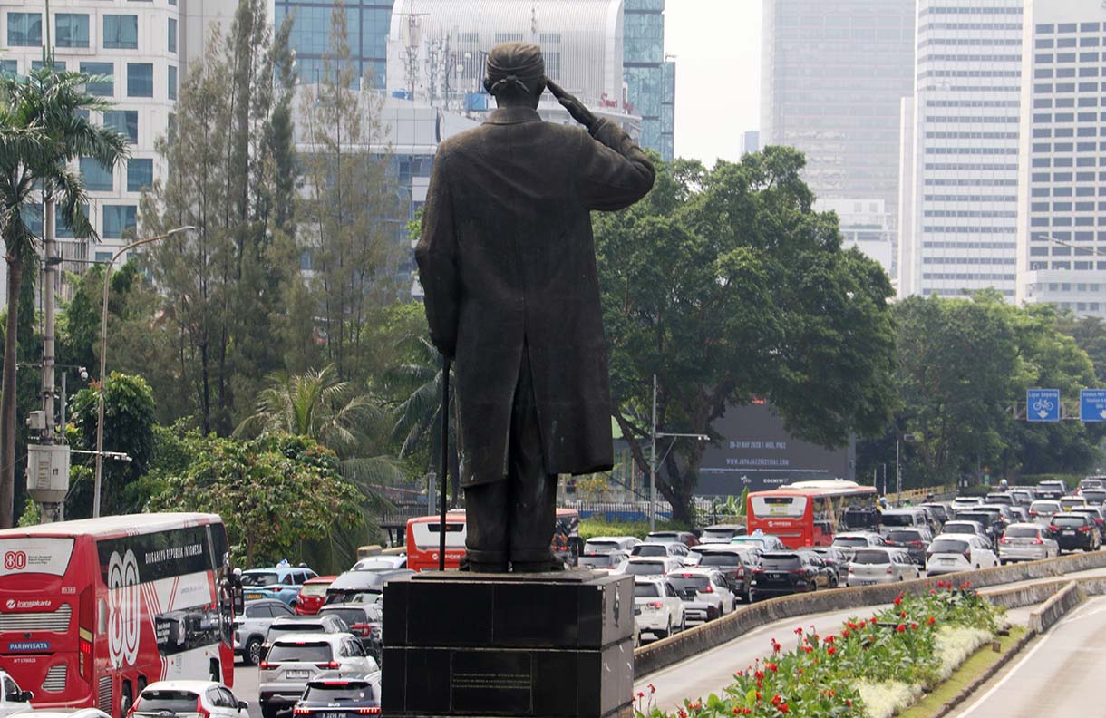Kendaraan melintas di Jalan Jenderal Sudirman, Jakarta, Selasa (23/6/2026). (Beritanasional.com/Oke Atmaja)