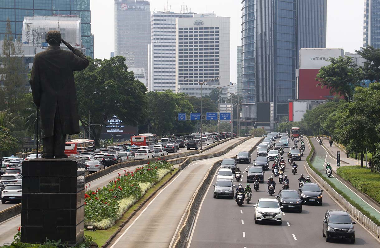 Kendaraan melintas di Jalan Jenderal Sudirman, Jakarta, Selasa (23/6/2026). (Beritanasional.com/Oke Atmaja)