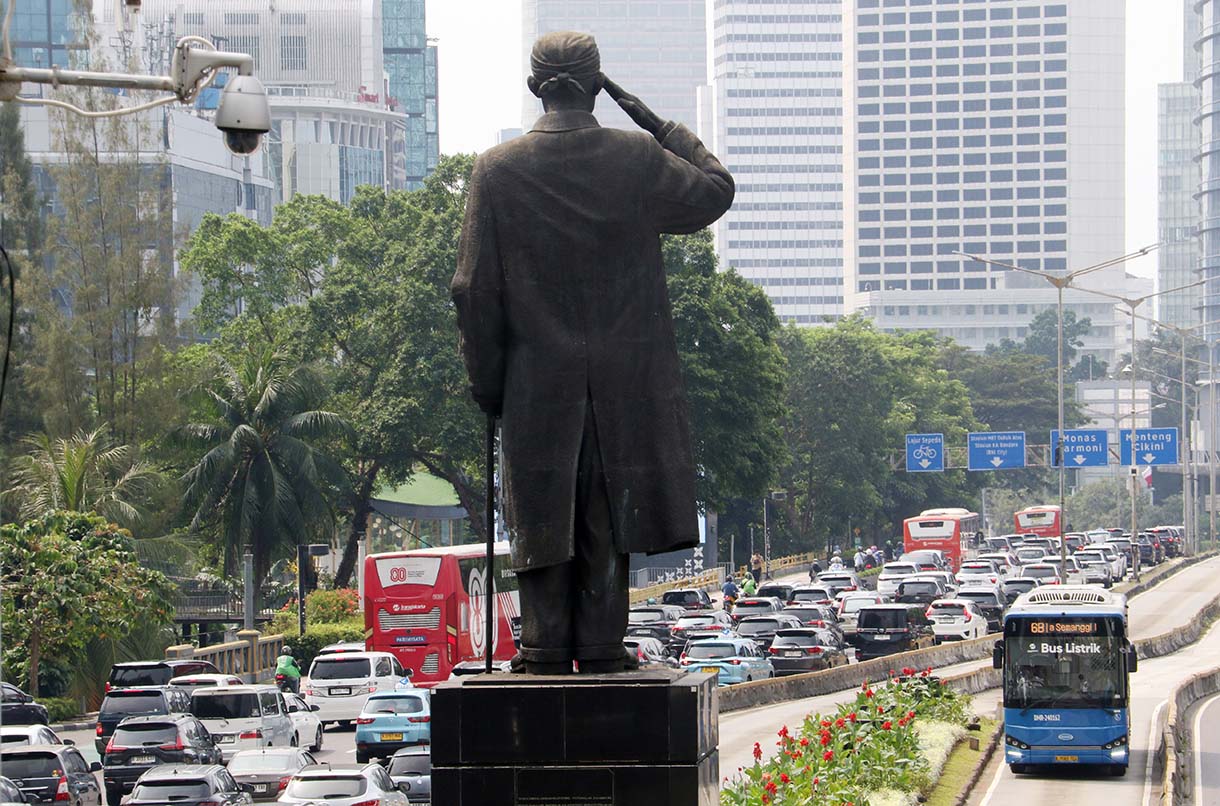 Kendaraan melintas di Jalan Jenderal Sudirman, Jakarta, Selasa (23/6/2026). (Beritanasional.com/Oke Atmaja)