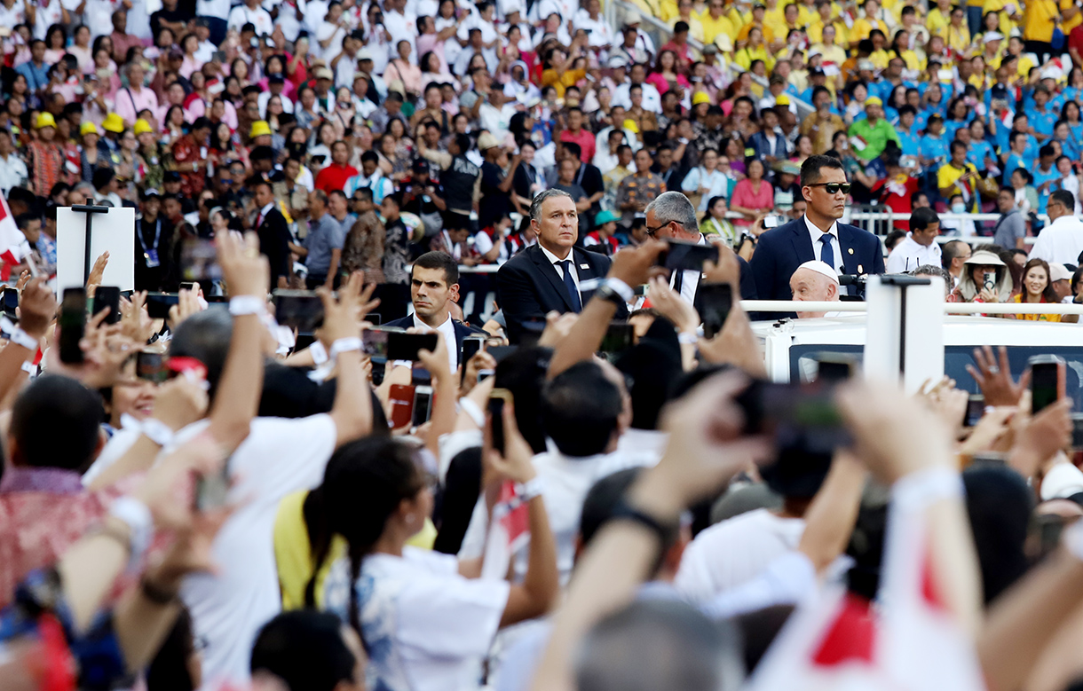 Suasana saat Pemimpin umat Katolik dunia yang juga Kepala Negara Vatikan Paus Fransiskus memasuki area Misa Akbar di Stadion Utama Gelora Bung Karno (GBK) Senayan, Jakarta, Kamis (5/9/2024). (BeritaNasional.com/ Oke Atmaja)