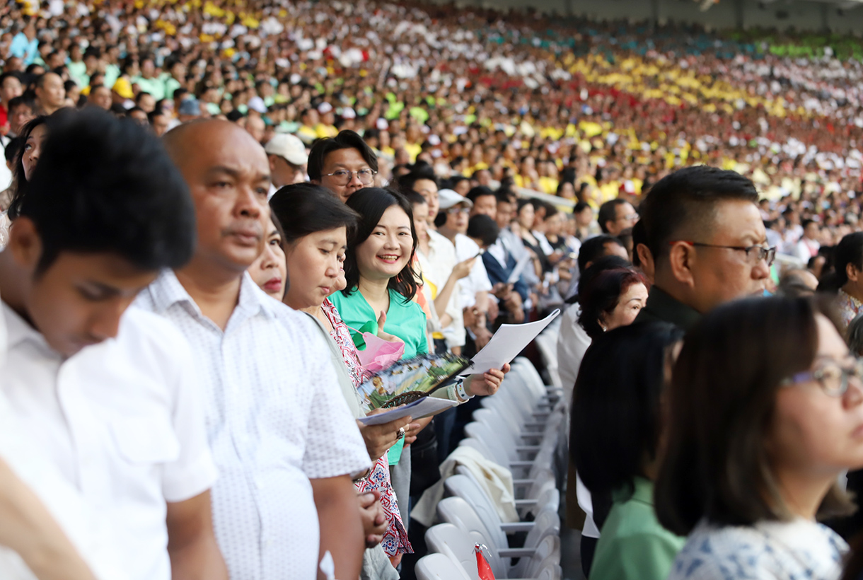 Suasana saat Pemimpin umat Katolik dunia yang juga Kepala Negara Vatikan Paus Fransiskus memasuki area Misa Akbar di Stadion Utama Gelora Bung Karno (GBK) Senayan, Jakarta, Kamis (5/9/2024). (BeritaNasional.com/ Oke Atmaja)