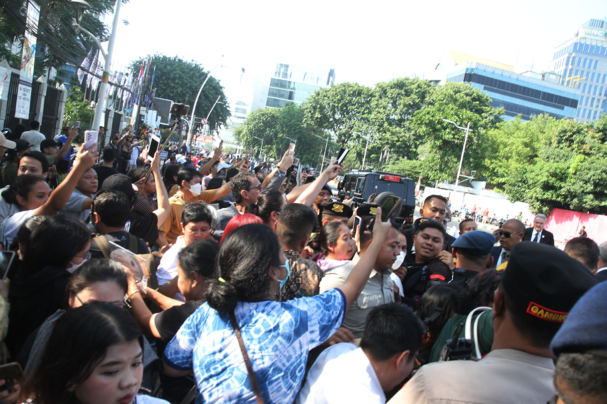 Paus Fransiskus menyapa warga di depan kedubes Vatikan di Jakarta,Kamis (5/9/2024).(BeritaNasional.com/ Oke Atmaja