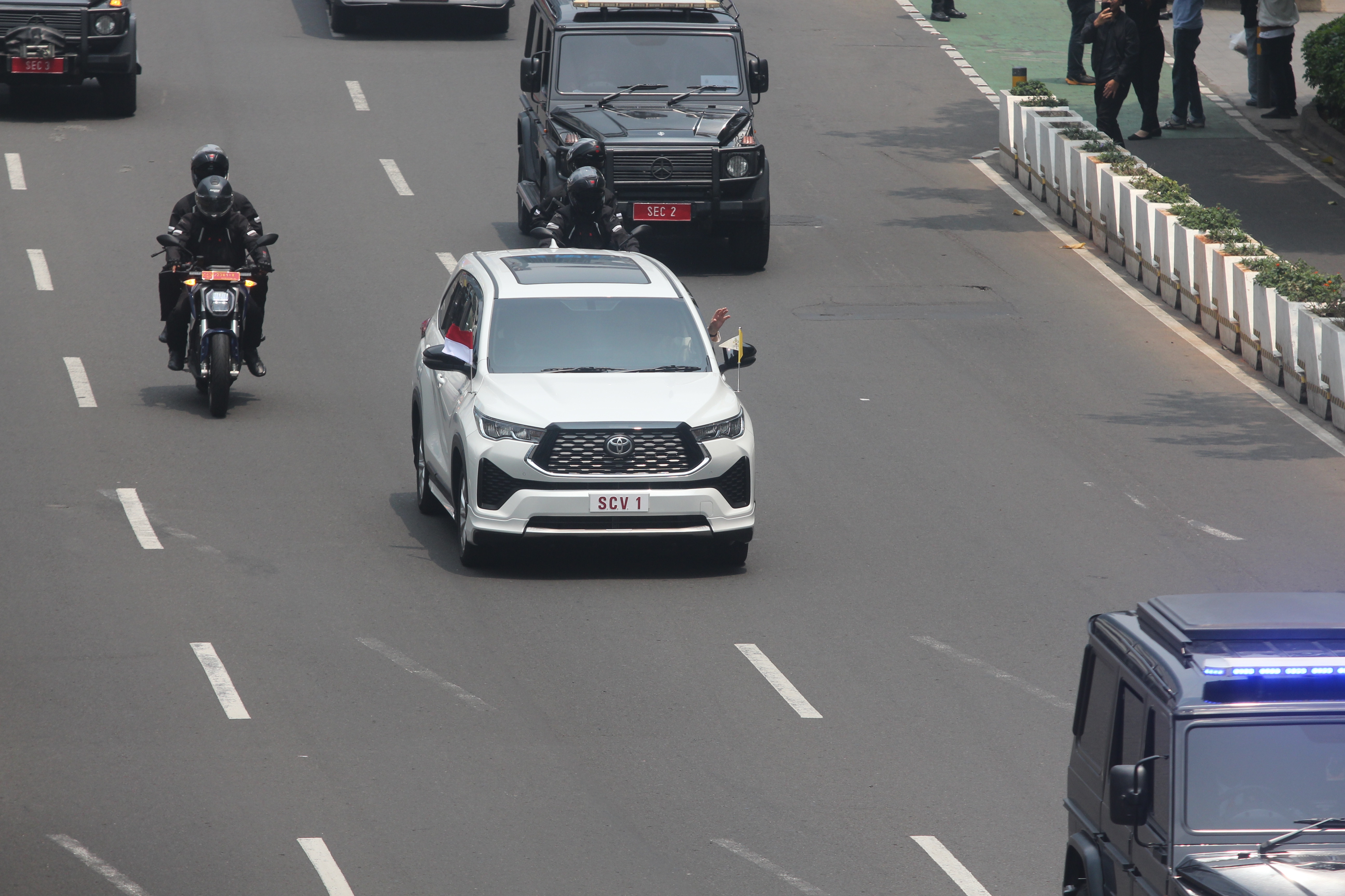 Mobil yang membawa Pemimpin Gereja Katolik Dunia Paus Fransiskus melintasi Jalan Jenderal Sudirman, Jakarta, Selasa (3/9/2024). (Berita Nasional.Com/Oke Atmaja)