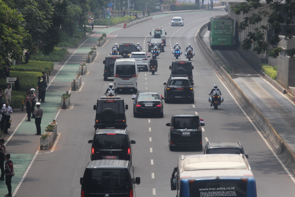 Mobil yang membawa Pemimpin Gereja Katolik Dunia Paus Fransiskus melintasi Jalan Jenderal Sudirman, Jakarta, Selasa (3/9/2024). (Berita Nasional.Com/Oke Atmaja)