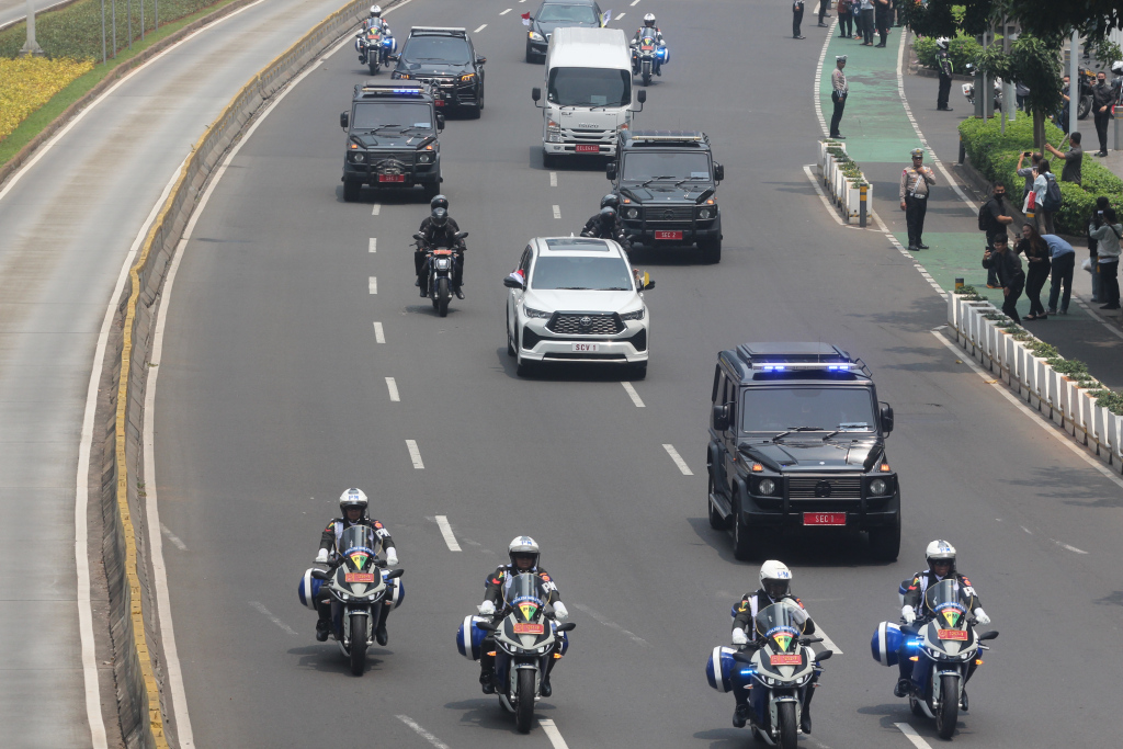 Mobil yang membawa Pemimpin Gereja Katolik Dunia Paus Fransiskus melintasi Jalan Jenderal Sudirman, Jakarta, Selasa (3/9/2024). (Berita Nasional.Com/Oke Atmaja)