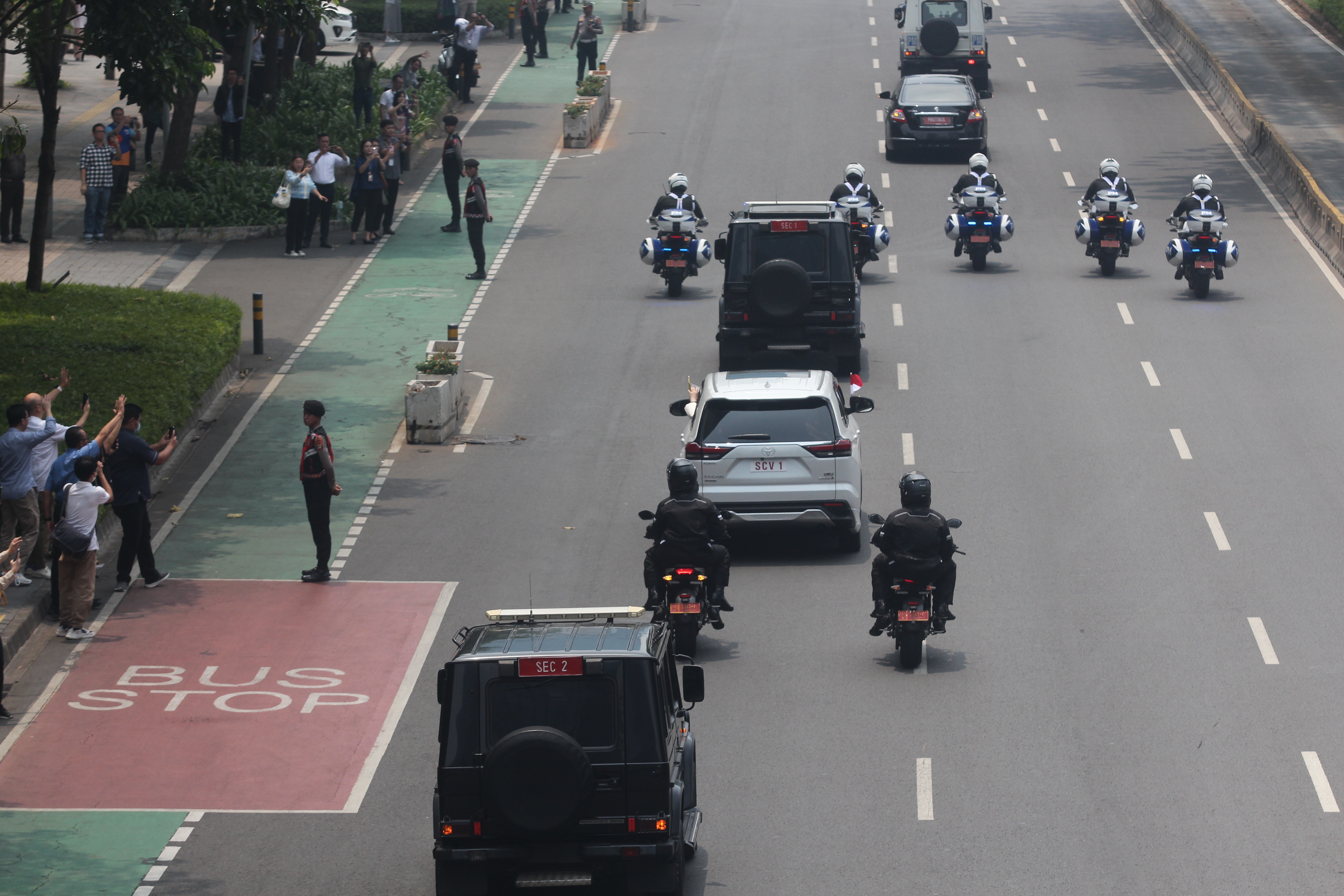 Mobil yang membawa Pemimpin Gereja Katolik Dunia Paus Fransiskus melintasi Jalan Jenderal Sudirman, Jakarta, Selasa (3/9/2024). (Berita Nasional.Com/Oke Atmaja)