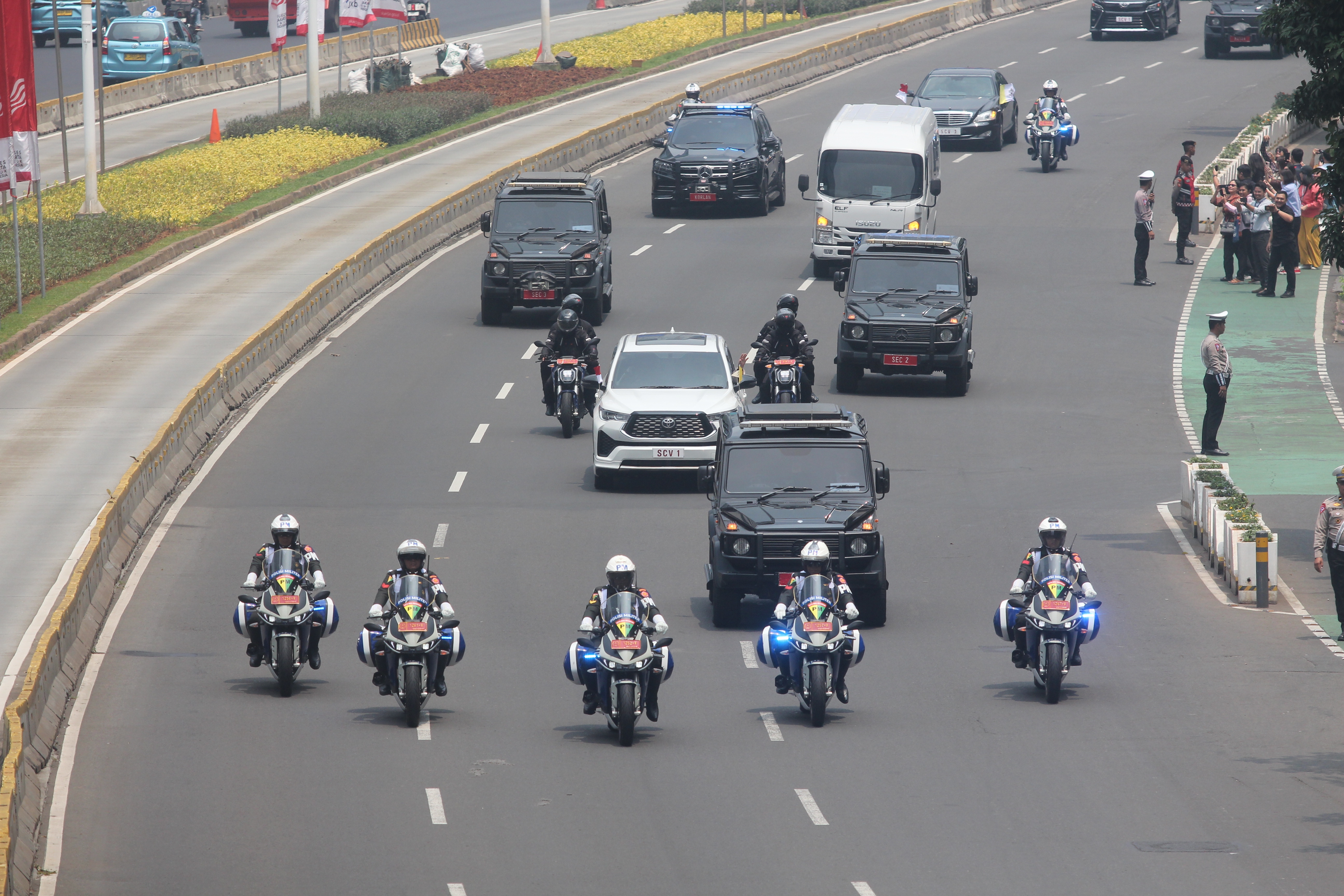 Mobil yang membawa Pemimpin Gereja Katolik Dunia Paus Fransiskus melintasi Jalan Jenderal Sudirman, Jakarta, Selasa (3/9/2024). (Berita Nasional.Com/Oke Atmaja)