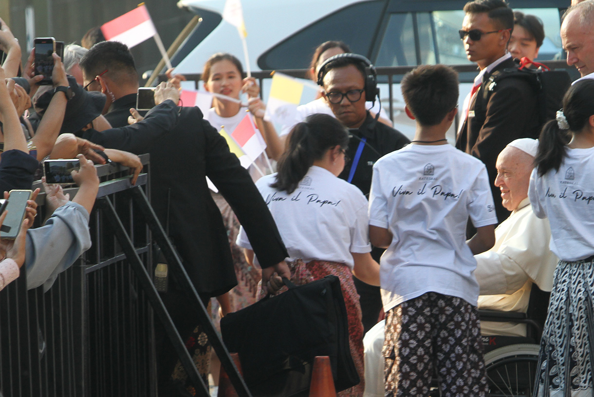 Pemimpin Tertinggi Gereja Katolik, Paus Fransiskus saat bersalaman dengan Uskup Agung Jakarta Ignatius Kardinal Suharyo  di Gereja Katedral Jakarta, Rabu (4/9/2024).(BeritaNasional.com/ Oke Atmaja)