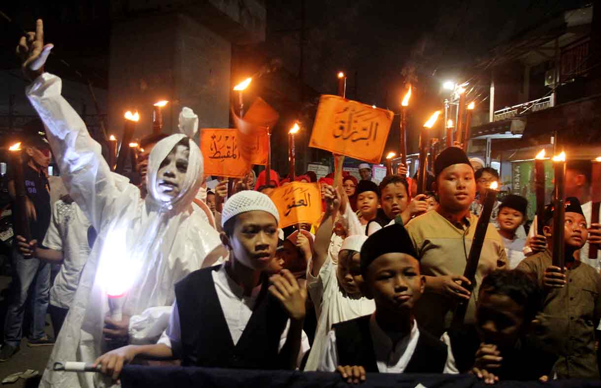 Sejumlah warga mengikuti pawai obor di kawasan Menteng, Jakarta, Kamis (26/6/2025). (Beritanasional.com/Oke Atmaja)