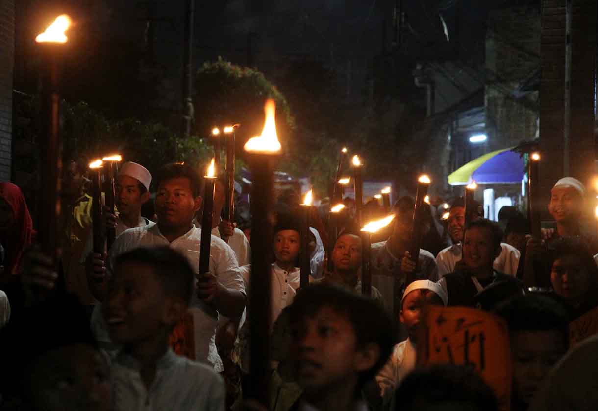 Sejumlah warga mengikuti pawai obor di kawasan Menteng, Jakarta, Kamis (26/6/2025). (Beritanasional.com/Oke Atmaja)
