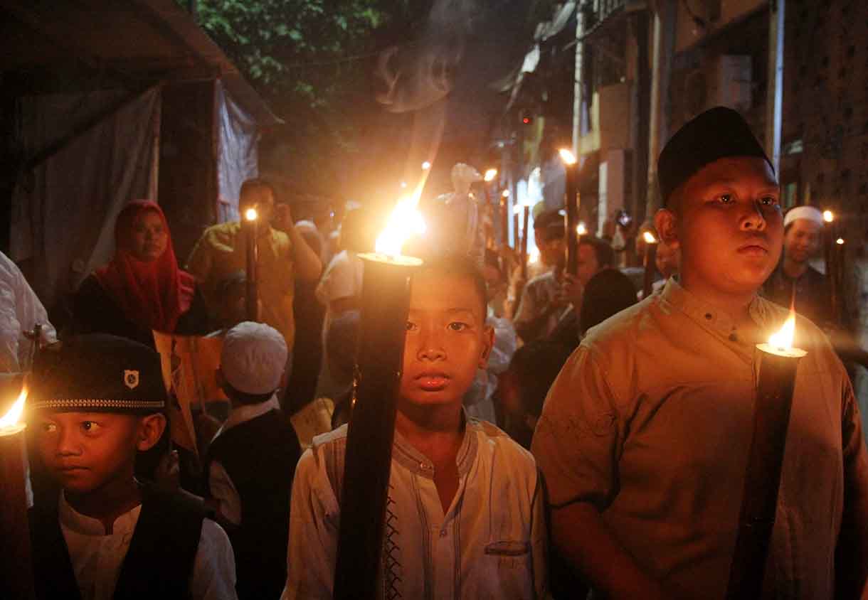 Sejumlah warga mengikuti pawai obor di kawasan Menteng, Jakarta, Kamis (26/6/2025). (Beritanasional.com/Oke Atmaja)