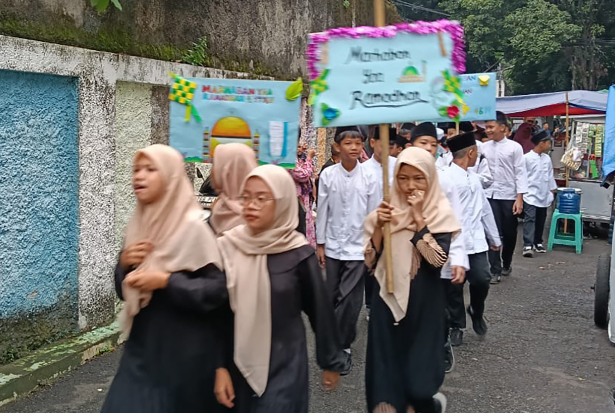 Pelajar SDN Gondgangdia 03 membawa poster saat Tarhib Ramadhan di Jakarta, Rabu (26/2/2025).  (Beritanasional.com/Oke Atmaja)