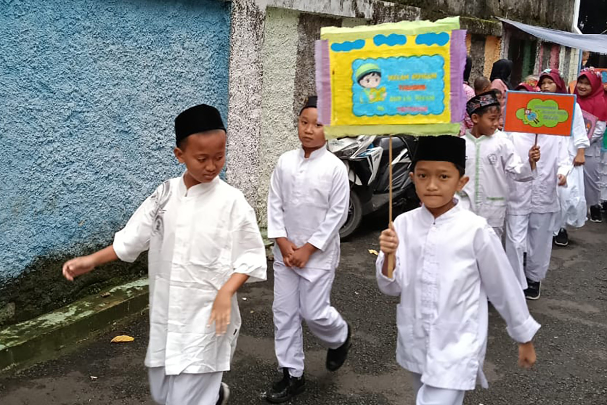 Pelajar SDN Gondgangdia 03 membawa poster saat Tarhib Ramadhan di Jakarta, Rabu (26/2/2025).  (Beritanasional.com/Oke Atmaja)